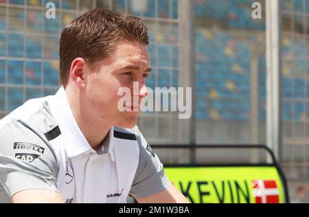 Il belga Stoffel Vandoorne ha illustrato la seconda giornata delle sessioni di test di Formula 1 mercoledì 09 aprile 2014 a Sakhir, Bahrain. Il driver belga Stoffel Vandoorne avrebbe dovuto testare per la McLaren ma il danese Kevin Magnussen guiderebbe invece. Foto Stock