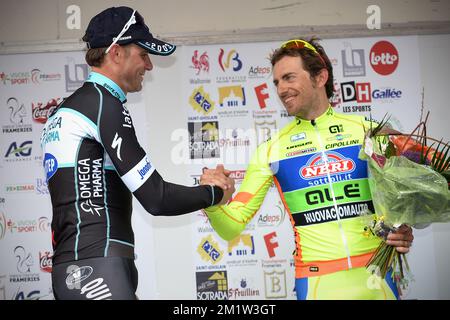 L'italiano Alessandro Petacchi del team Omega Pharma - Quick Step e l'italiano Daniele Colli di Neri Sottoli festeggiano sul podio dopo la 48th° edizione della gara ciclistica di una giornata 'GP Pino Cerami', a 200 km da Saint-Ghislain a Frameries, sabato 12 aprile 2014. Foto Stock