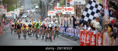 L'italiano Daniele Colli di Neri Sottoli, il belga Jonas Van Genechten di Lotto - Belisol e l'italiano Alessandro Petacchi del team Omega Pharma - Quick Step sprint per il completamento dell'edizione 48th della gara ciclistica di una giornata 'GP Pino Cerami', a 200 km da Saint-Ghislain a Frameries, Sabato 12 aprile 2014. Foto Stock