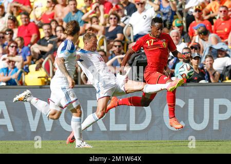 20140622 - RIO DE JANEIRO, BRASILE: Il capitano russo Vasili Berezutski (C) e il russo Oleg Shatov combattono per la palla durante una partita di calcio tra la nazionale belga i Red Devils e la Russia a Rio de Janeiro, Brasile, La seconda partita del Gruppo H del primo turno della Coppa del mondo FIFA 2014, domenica 22 giugno 2014. FOTO DI BELGA BRUNO FAHY Foto Stock