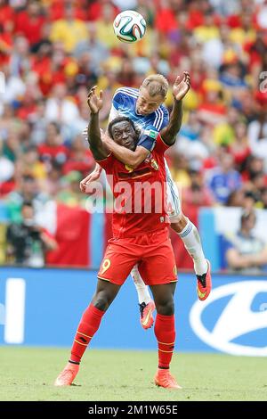 20140622 - RIO DE JANEIRO, BRASILE: Romelu Lukaku del Belgio e il capitano russo Vasili Berezutski combattono per la palla durante una partita di calcio tra la nazionale belga Red Devils e la Russia a Rio de Janeiro, Brasile, la seconda partita del Gruppo H del primo round della Coppa del mondo FIFA 2014, domenica 22 giugno 2014. FOTO DI BELGA BRUNO FAHY Foto Stock