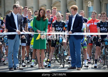 Il principe britannico William, la principessa Kate e il principe Harry hanno mostrato all'inizio della prima fase dell'edizione 101st del Tour de France, a 190,5 km da Leeds ad Harrogate, Regno Unito, sabato 05 luglio 2014. FOTO DI BELGA DAVID STOCKMAN Foto Stock