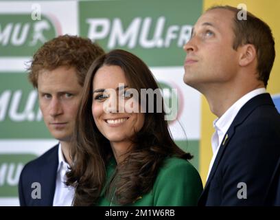 Il Principe britannico Harry, la Principessa Kate e il Principe William hanno raffigurato sul podio della prima tappa della 101st° edizione della gara ciclistica Tour de France, a 190,5 km da Leeds a Harrogate, Regno Unito, sabato 05 luglio 2014. BELGA FOTO PISCINA FRED MONS Foto Stock