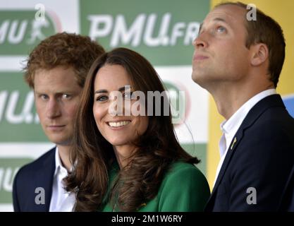 Il Principe britannico Harry, la Principessa Kate e il Principe William hanno raffigurato sul podio della prima tappa della 101st° edizione della gara ciclistica Tour de France, a 190,5 km da Leeds a Harrogate, Regno Unito, sabato 05 luglio 2014. BELGA FOTO PISCINA FRED MONS Foto Stock