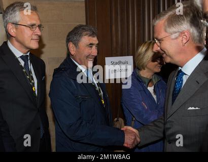 Kris Peeters e l'ex ciclista belga Eddy Merckx accolgono re Philippe - Filip del Belgio prima dell'inizio della quinta tappa in presenza del re belga durante la 101st° edizione della gara ciclistica Tour de France, a 155,5 km da Ypres ad Arenberg-Porte du Hainaut, Mercoledì 09 luglio 2014. Foto Stock