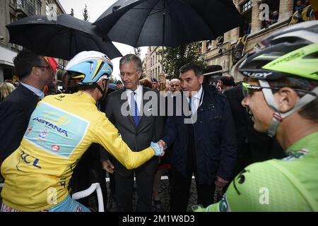 Belgio re Philippe e l'ex ciclista belga Eddy Merckx hanno illustrato all'inizio della quinta tappa della 101st° edizione della gara ciclistica Tour de France, a 155,5 km da Ypres ad Arenberg-Porte du Hainaut, mercoledì 09 luglio 2014. Foto Stock