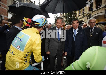 Belgio re Philippe e l'ex ciclista belga Eddy Merckx hanno illustrato all'inizio della quinta tappa della 101st° edizione della gara ciclistica Tour de France, a 155,5 km da Ypres ad Arenberg-Porte du Hainaut, mercoledì 09 luglio 2014. Foto Stock