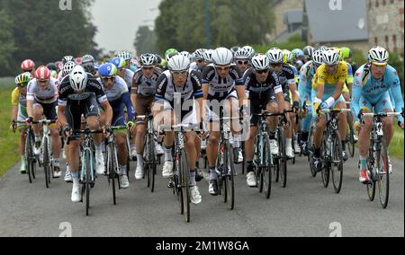 Leader nella classifica generale italiano Vincenzo Nibali del Pro Team Astana (R) e il pacco di piloti raffigurati in azione durante la tappa 6 della 101st edizione del Tour de France, a 194 km da Arras a Reims, giovedì 10 luglio 2014. Foto Stock