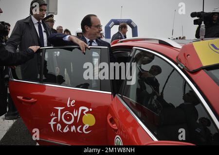 il presidente francese Francois Hollande ha illustrato al termine della tappa 6 della 101st edizione della gara ciclistica Tour de France, a 194 km da Arras a Reims, giovedì 10 luglio 2014. Foto Stock