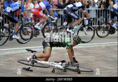 Il giapponese Yukiya Arashiro del Team Europcar si trova sul terreno durante la tappa 9 della 101st edizione del Tour de France, a 170 km da Gerardmer a Mulhouse, domenica 13 luglio 2014, in Francia. Foto Stock