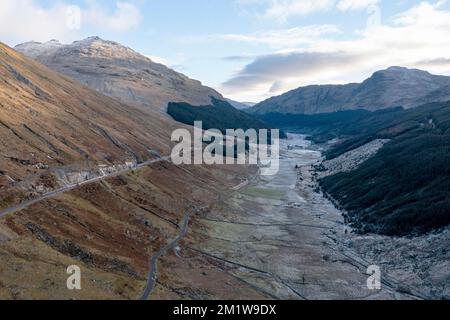 Veduta aerea della A83 al resto e siate grati, Glen Croe, Argyll e Bute, Scozia. La strada è in riparazione a causa di frane. Foto Stock