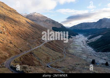 Veduta aerea della A83 al resto e siate grati, Glen Croe, Argyll e Bute, Scozia. La strada è in riparazione a causa di frane. Foto Stock