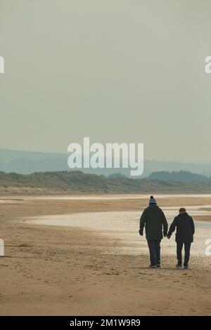 Coppia a piedi sulla spiaggia di Irvine. Foto Stock