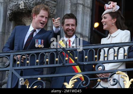 Il principe britannico Harry , Mons sindaco d'azione Nicolas Martin e Catherine (Kate), Duchessa di Cambridge, raffigurata durante un ricevimento nel municipio di Mons, prima della commemorazione nel cimitero di Saint-Symphorien, parte del 100th° anniversario della prima guerra mondiale, lunedì 04 agosto 2014. Foto Stock