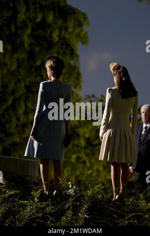 La regina Mathilde del Belgio e la britannica Caterina (Kate), Duchessa di Cambridge nella foto durante una cerimonia di commemorazione nel cimitero di Saint-Symphorien, parte del 100th ° anniversario della prima guerra mondiale, Lunedi 04 agosto 2014. Foto Stock