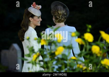 Catherine (Kate), Duchessa di Cambridge, Regina Mathilde del Belgio e raffigurata durante una cerimonia di commemorazione nel cimitero di Saint-Symphorien, parte del 100th° anniversario della prima guerra mondiale, lunedì 04 agosto 2014. Foto Stock