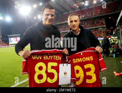 20140904 - BRUXELLES, BELGIO: L'ex Red Devil Daniel Van Buyten e Timmy Simons del Belgio posano con le loro camicie (con numeri di selezione nella nazionale) prima di una partita amichevole tra la nazionale belga di calcio Red Devils e la nazionale australiana di calcio Socceroos, giovedì 04 settembre 2014, a Bruxelles. BELGA PHOTO VIRGINIE LEFOUR Foto Stock
