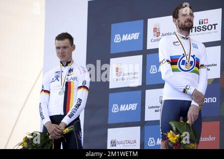 Il tedesco Tony Martin del team Omega Pharma - Quick Step e il britannico Bradley Wiggins del Team Sky hanno raffigurato sul podio dopo la gara individuale di cronometro maschile ai campionati mondiali di ciclismo UCI a Ponferrada, Spagna. Foto Stock