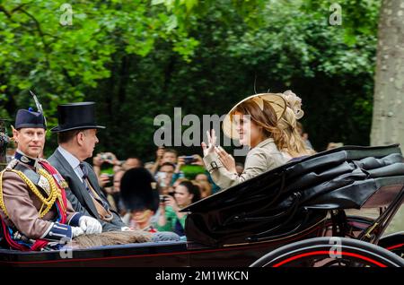 Il Principe Edoardo, Conte di Wessex, il Principe Andrea, Duca di York, con la Principessa Eugenie in carrozza a Trooping the Colour 2014 in The Mall, Londra UK Foto Stock