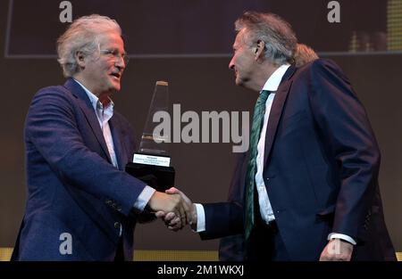 20141013 - BRUXELLES, BELGIO: Didier Gossuin e Pierre Rigaux di Cefaly sono raffigurati durante la cerimonia di premiazione per la ventesima edizione di 'Entreprise de l'annee' (società francofona dell'anno), lunedì 13 ottobre 2014, a Bruxelles. FOTO DI BELGA ERIC LALMAND Foto Stock