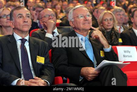 20141013 - BRUXELLES, BELGIO: Philippe Pire di EY e Jean Stephenne hanno raffigurato durante la cerimonia di premiazione per la ventesima edizione di 'Entreprise de l'annee' (compagnia francofona dell'anno), lunedì 13 ottobre 2014, a Bruxelles. FOTO DI BELGA ERIC LALMAND Foto Stock