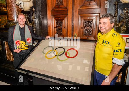 20141023 - ANTWERPEN, BELGIO: Christian Prudhomme, direttore ciclistico del Tour De France e l'alderman di Anversa Ludo Van Campenhout, raffigurato alla bandiera originale delle Olimpiadi di Anversa del 1920, dopo una conferenza stampa sulla 2015 edizione della gara ciclistica Tour de France, giovedì 23 ottobre 2014, ad Anversa. La terza tappa del Tour inizierà ad Anversa e terminerà a Huy il 6th luglio e la quarta tappa inizierà a Seraing e terminerà a Cambrai, in Francia, il 7th luglio. FOTO DI BELGA JONAS ROOSENS Foto Stock