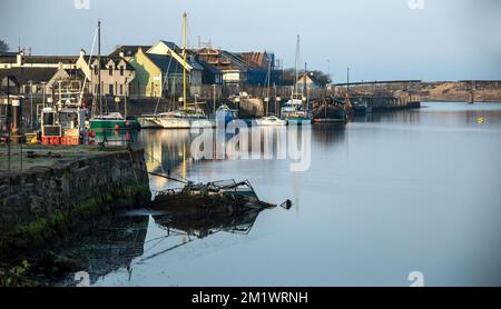 Il lungomare di Irvine Harbour in Scozia in una mattinata ferma. Foto Stock