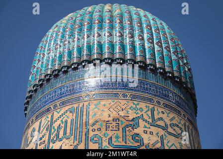 La cupola dell'antica moschea Bibi Khanum (1404) da vicino. Samarcanda, Uzbekistan Foto Stock