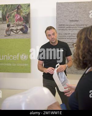 20141024 - COPENAGHEN, DANIMARCA: L'ambasciatore belga dell'Unicef Tom Waes ha fatto la foto durante una visita al centro della divisione di approvvigionamento dell'Unicef a Copenaghen, Danimarca, venerdì 24 ottobre 2014. BELGA FOTO FILIP DE SMET Foto Stock