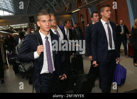 Dennis Praet di Anderlecht, foto dell'arrivo della squadra di calcio belga RSCA Anderlecht nella stazione di St Pancras, Inghilterra, lunedì 03 novembre 2014. Domani Anderlecht giocherà la squadra inglese Arsenal nella quarta giornata della fase di gruppo del concorso UEFA Champions League, nel gruppo D. Foto Stock