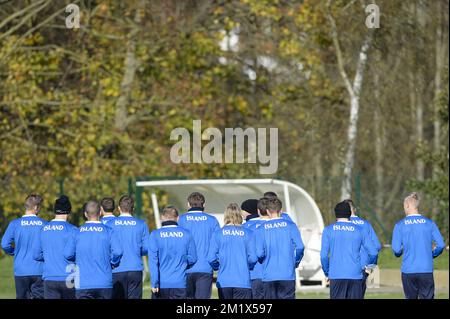 20141111 - BRUXELLES, BELGIO: I giocatori dell'Islanda sono raffigurati durante una sessione di allenamento della nazionale di calcio dell'Islanda, a Bruxelles, martedì 11 novembre 2014. L'Islanda giocherà mercoledì un amichevole gioco contro la nazionale belga squadra di calcio Red Devils. FOTO DI BELGA LAURIE DIEFFEMBACQ Foto Stock