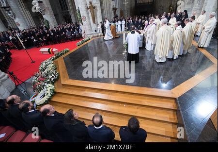 20141212 - BRUXELLES, BELGIO: Immagine scattata durante la cerimonia funeraria della regina Fabiola alla Cattedrale di San Michele e di Santa Gudula (Cathedrale dei Santi Michel et Gudule / Sint-Michiels- en Sint-Goedele kathedraal) a Bruxelles, venerdì 12 dicembre 2014. La regina Fabiola de Mora y Aragon, vedova del re belga Boudewijn - Baudouin, è scomparsa venerdì 5 dicembre all'età di 86 anni. BELGA FOTO BENOIT DOPPAGNE Foto Stock