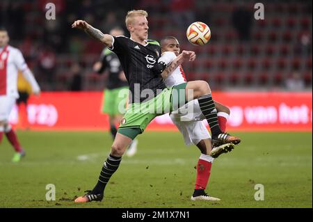 20141211 - LIEGE, BELGIO: Il centrocampista di Feyenoord Lex IMMERS e Darwin Andrade di Standard combattono per la palla durante una partita tra Standard de Liege e la squadra olandese Feyenoord l'ultimo giorno della fase di gruppo del torneo Europa League, nel gruppo G, nello stadio di Liege, giovedì 11 dicembre 2014. FOTO DI BELGA YORICK JANSENS Foto Stock