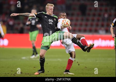 20141211 - LIEGE, BELGIO: Il centrocampista di Feyenoord Lex IMMERS e Darwin Andrade di Standard combattono per la palla durante una partita tra Standard de Liege e la squadra olandese Feyenoord l'ultimo giorno della fase di gruppo del torneo Europa League, nel gruppo G, nello stadio di Liege, giovedì 11 dicembre 2014. FOTO DI BELGA YORICK JANSENS Foto Stock