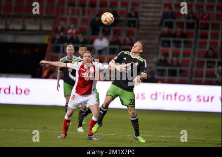 20141211 - LIEGE, BELGIO: Ronnie Stam di Standard e Jens Toornstra, centrocampista di Feyenoord, raffigurati durante una partita tra Standard de Liege e la squadra olandese Feyenoord l'ultimo giorno della fase di gruppo del torneo Europa League, nel gruppo G, nello stadio di Liege, giovedì 11 dicembre 2014. FOTO DI BELGA NICOLAS LAMBERT Foto Stock