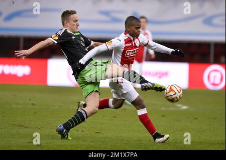 20141211 - LIEGE, BELGIO: Il centrocampista di Feyenoord, Jens Toornstra e Darwin Andrade di Standard, raffigurati durante una partita tra Standard de Liege e la squadra olandese, Feyenoord, l'ultimo giorno della fase di gruppo del torneo Europa League, nel gruppo G, nello stadio di Liegi, giovedì 11 dicembre 2014. FOTO DI BELGA NICOLAS LAMBERT Foto Stock