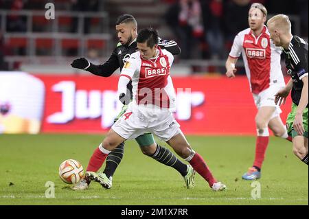 20141211 - LIEGE, BELGIO: Tonny Trindade de Vilhena, centrocampista di Feyenoord, e Yuji Ono di Standard combattono per la palla durante una partita tra Standard de Liege e la squadra olandese Feyenoord, l'ultimo giorno della fase di gruppo del torneo Europa League, nel gruppo G, nello stadio di Liegi, giovedì 11 dicembre 2014. FOTO DI BELGA YORICK JANSENS Foto Stock