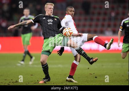 20141211 - LIEGE, BELGIO: Il centrocampista di Feyenoord Lex IMMERS e Darwin Andrade di Standard combattono per la palla durante una partita tra Standard de Liege e la squadra olandese Feyenoord l'ultimo giorno della fase di gruppo del torneo Europa League, nel gruppo G, nello stadio di Liege, giovedì 11 dicembre 2014. FOTO DI BELGA YORICK JANSENS Foto Stock