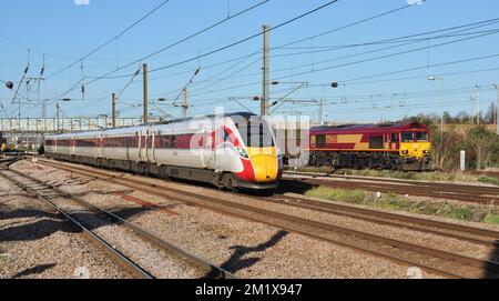 LNER Azuma si dirige a sud verso Peterborough, Cambridgeshire, Inghilterra, Regno Unito Foto Stock