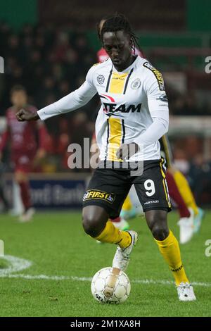 20141214 - BRUXELLES, BELGIO: Mbaye Leye di Lokeren combatte per la palla durante la partita della Jupiler Pro League tra Zulte Waregem e Sporting Lokeren, a Waregem, domenica 14 dicembre 2014, il ninettesimo giorno del campionato di calcio belga. BELGA FOTO KURT DESPLENTER Foto Stock