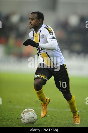 20141214 - BRUXELLES, BELGIO: L'Ayanda Patosi di Lokeren combatte per la palla durante la partita di Jupiler Pro League tra Zulte Waregem e Sporting Lokeren, a Waregem, domenica 14 dicembre 2014, l'undicesima giornata del campionato di calcio belga. FOTO DI BELGA JOHN THYS Foto Stock