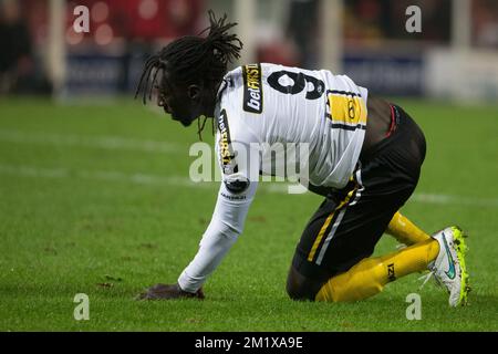 20141214 - BRUXELLES, BELGIO: Mbaye Leye di Lokeren nella foto durante la partita della Jupiler Pro League tra Zulte Waregem e Sporting Lokeren, a Waregem, domenica 14 dicembre 2014, l'undicesimo giorno del campionato di calcio belga. BELGA FOTO KURT DESPLENTER Foto Stock