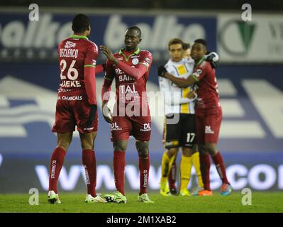 20141214 - BRUXELLES, BELGIO: Essevee's Chuks Aneke reagisce durante la partita della Jupiler Pro League tra Zulte Waregem e Sporting Lokeren, a Waregem, domenica 14 dicembre 2014, il ninettesimo giorno del campionato di calcio belga. FOTO DI BELGA JOHN THYS Foto Stock