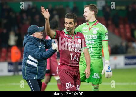 20141214 - BRUXELLES, BELGIO: Il Mohamed Messoudi di Essevee festeggia dopo aver vinto la partita della Jupiler Pro League tra Zulte Waregem e Sporting Lokeren, a Waregem, domenica 14 dicembre 2014, il ninettesimo giorno del campionato di calcio belga. BELGA FOTO KURT DESPLENTER Foto Stock