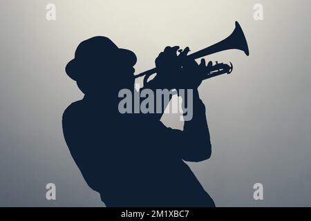 silhouette di un uomo jazz che suona la tromba Foto Stock