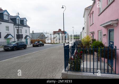 Case semi-indipendenti e terrazzate a Nansledan, uno sviluppo sostenibile di alloggi da parte del Ducato di Cornovaglia a Newquay, Cornovaglia, Inghilterra sud-occidentale, Regno Unito Foto Stock