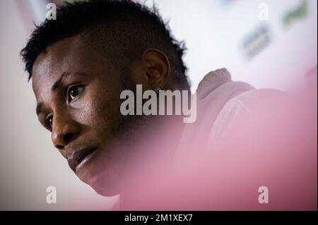 20150203 - LIEGE, BELGIO: Imoh Ezekiel, il nuovo giocatore di Standard, raffigurato durante una conferenza stampa della squadra di calcio belga di prima divisione Standard de Liege, per presentare un nuovo giocatore, martedì 03 febbraio 2015, a Liegi. L'attaccante nigeriano Imoh Ezechiel sta arrivando in prestito dal Qatari club al-Arabi, ha già giocato per Standard dal 2011 al 2014. FOTO DI BELGA LAURIE DIEFFEMBACQ Foto Stock