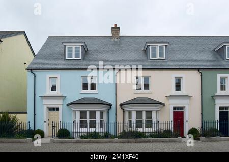 Una fila di tre piani, case terrazzate su Stret Euther Penndragon, Nansledan, uno sviluppo del Ducato di Cornovaglia a Newquay, Inghilterra sudoccidentale, Regno Unito Foto Stock