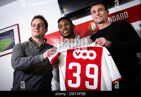 20150203 - LIEGE, BELGIO: Pierre Locht, il nuovo giocatore di Standard Imoh Ezekiel e il consigliere sportivo di Standard Axel Lawaree, propongono al fotografo una conferenza stampa della prima divisione belga Standard de Liege per presentare un nuovo giocatore, martedì 03 febbraio 2015, a Liegi. L'attaccante nigeriano Imoh Ezechiel sta arrivando in prestito dal Qatari club al-Arabi, ha già giocato per Standard dal 2011 al 2014. FOTO DI BELGA LAURIE DIEFFEMBACQ Foto Stock