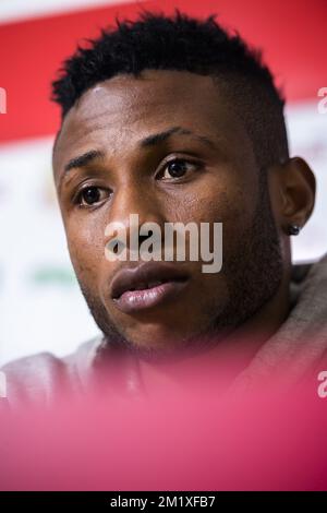 20150203 - LIEGE, BELGIO: Imoh Ezekiel, il nuovo giocatore di Standard, raffigurato durante una conferenza stampa della squadra di calcio belga di prima divisione Standard de Liege, per presentare un nuovo giocatore, martedì 03 febbraio 2015, a Liegi. L'attaccante nigeriano Imoh Ezechiel sta arrivando in prestito dal Qatari club al-Arabi, ha già giocato per Standard dal 2011 al 2014. FOTO DI BELGA LAURIE DIEFFEMBACQ Foto Stock